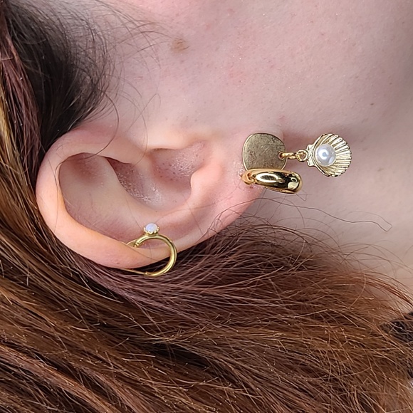 Earrings Shell Pearl Gold Tone Lightweight Studs Mermaidcore Jewelry Gift Pretty - Picture 5 of 5